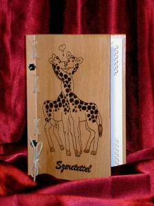 Pirogravírozott szerelmes zsiráfos könyv