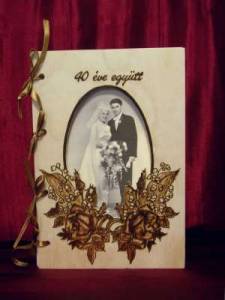 Pirogravírozott, áttört mintás könyv, házassági évfordulóra, családi fotókkal
