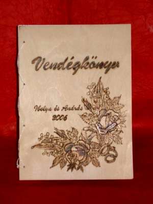 Esküvői vendégkönyv piirografikával díszített előlappal, mártott papír lapokkal.
